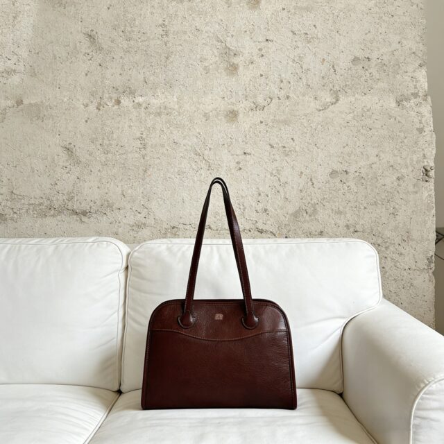 Carrière 40 genuine leather bag, grenat color, on rosalparis.com.
Sac en cuir véritable Carrière 40, couleur grenat. Disponible sur rosalparis.com.