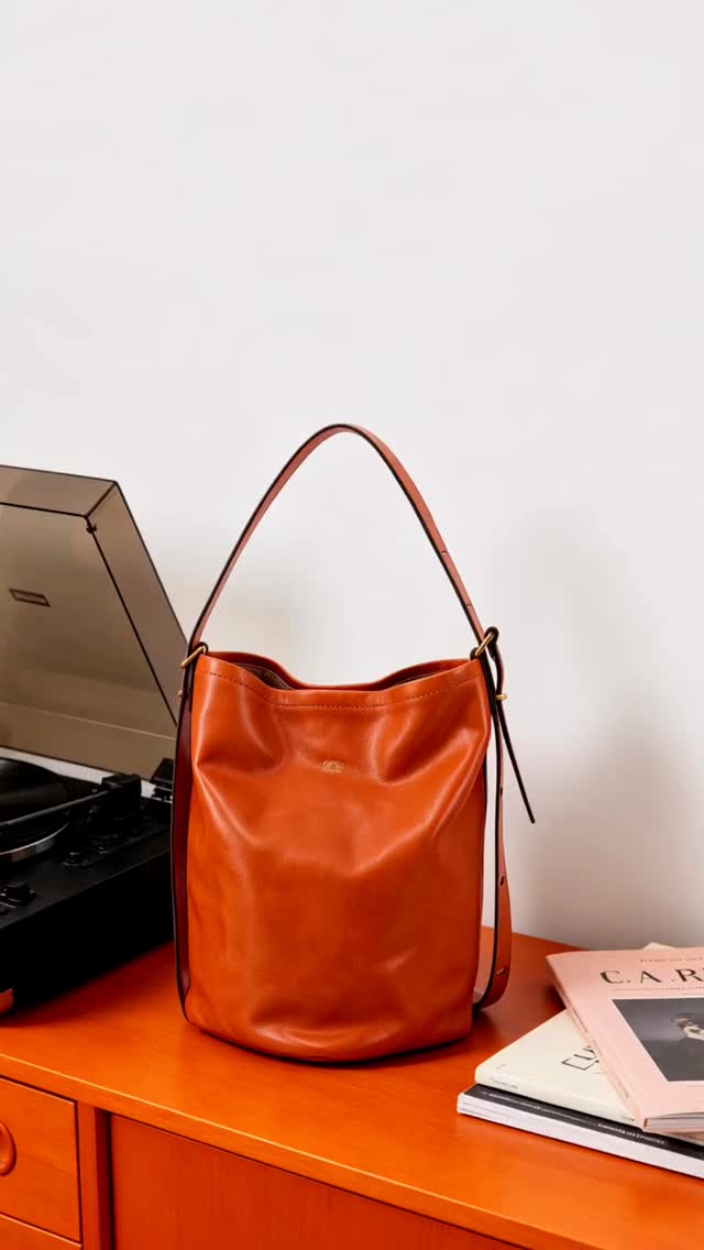 Alma, sac en cuir couleur mandarine. 
À découvrir sur rosalparis.com

Alma leather bag Tangerine color, more on rosalparis.com. 

#leathercraft #leather #handbag #grwm